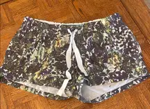 Lululemon Floral cuffed Women's Shorts size 10