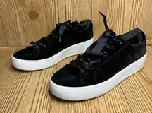 Steve Madden Bertie-V black Velvet Sneakers lace up Platform
Women’s 9