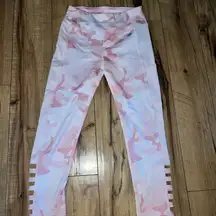 Hollister pink camo cropped leggings