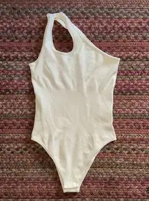 OQQ CREAM SEAMLESS ONE SHOULDER CUT OUT BODYSUIT