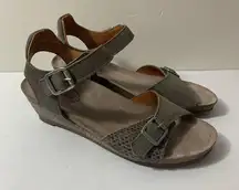 EUC Taos Traveler Taupe Snake Print Suede Strappy Wedge Sandals Size 6-6.5