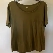 NWOT . Tee Scoop Neck Chest Pocket Curved Hem Green