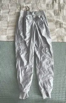 Lululemon Dance Studio Mid-Rise Lined Jogger
Size 0