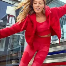 Offline Aerie Women's Red Camo Sherpa Cropped Zip Up Jacket Size Medium‎