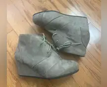 NWOT  Ankle Wedge Boots Gray Suede Leather Boho Lace Up Size 8. Desert‎ Booties