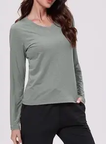 Amazon URATOT Gray Dry-Fit Long-Sleeve V-Neck Athletic Workout Shirt