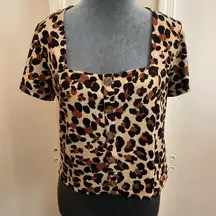 NWOT LEOPARD ANIMAL PRINT BUTTON FRONT SEMI CROP TOP 🩷