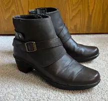 Comfort Wave Dark Brown Faux Leather Ankle Boots  Size 6.5