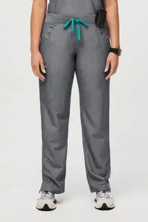 FIGS  Kade™ Cargo Scrub Pants Medium Petite Grey Gray