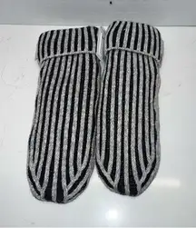 Lululemon  textured fleece lined knit mittens m/L