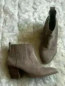 Carlos Santana‎ light tan faux suede Daisy ankle booties woman’s size 8.5M