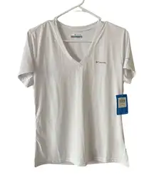 Columbia  Women's Short Sleeve V Neck White T Shirt Omni Wick Size Medium - NWT