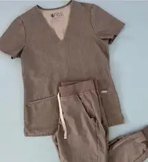 FIGS Gray Heather Casma Scrub Top & Zamora Jogger Scrub Pants Set