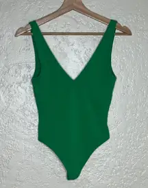 Aritzia Babaton Women's Contour Green V-Neck Sleeveless Bodysuit Size Small