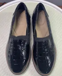 Women's Black Clarks Everyday Loafers Timeless Patent Leather Croc Reptile Sz.8W