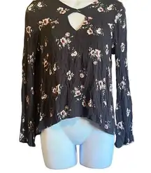 Full Tilt Womens Medium Gray Pink Floral Cutout Crinkle Top Blouse Shirt