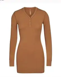 SKIMS  HENLEY DRESS in CAMEL.