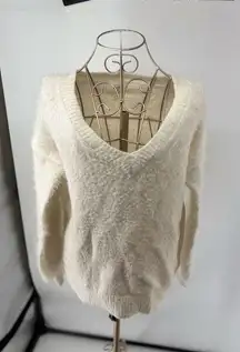Everly Ivory Pullover V-neck  Sweater Size Medium Eyelash Feather Texture