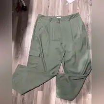 Nordstrom lightweight green cargo pants NWOT size 16 waist is 18 inseam is 25