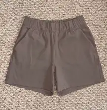 The Group by Babaton Weekender Short deep taupe