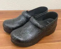 906020202 Professional Clog Black Tooled Leather Clogs Size 39 8.5-9US