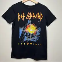 Def Leppard  Pyromania Band Graphic Short Sleeve Tee Shirt Size Small