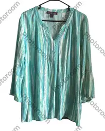 Gloria Vanderbilt Green blue bleachy print 3/4 Sleeve Relaxed Tunic.