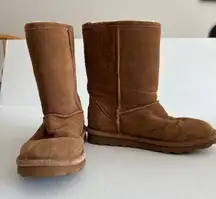 Bear paw ELLE SHORT Boot in Hickory fuzzy interior size 8