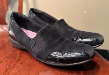 Clarks Everyday Womens size 10 Slip On Suede Black Patent Heel Loafers