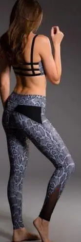 Onzie ππ Elastic Cage Top Bra & Leggings Set