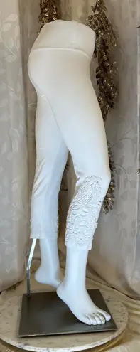 The Sweatshirt Project White Cropped crochet trim Capri Pants Women's Size Small