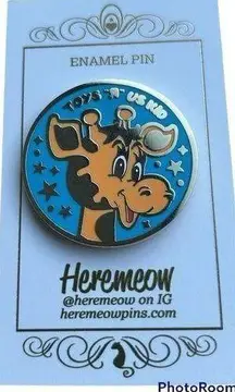 NWT New on Card Geoffrey Giraffe Toy R Us hard shiny enamel pin button flair
