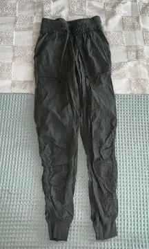 Lululemon Beyond the Studio Jogger 6 Grey Sage
Size 2
