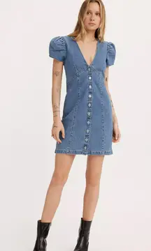 A '90s-inspired dress if we've ever seen one, the Levi's® Erin Denim Mini Dress hits all our favorite style notes: short, denim and fitted. Featuring a scoop neck and buttons down the front.  Perfect to wear on its own or with a Trucker Jacket With a distinctly '90s vibe