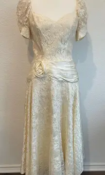 Vintage 1980s Made in USA Ivory White Lace Dress Lined Size 8