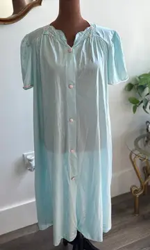 Vassarette Vintage Embroidered Blue‎ Short Sleeve Button Up Nightgown Lounger