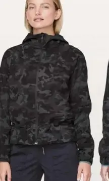 Lululemon Pack It Up Jacket in black/camo with hood size 2