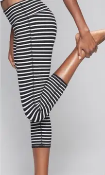 Athleta Leggings Womens X Small Black White Stripe‎ Chatarunga Capri Crop