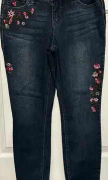 Crown & Ivy Petite Skinny Blue Jeans w/Floral Pink Embroidered Design Size‎ 6PR