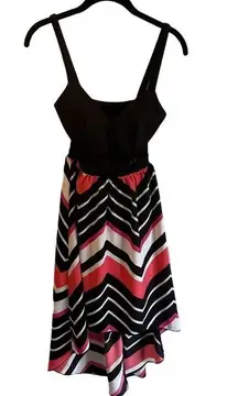 Elegant Black & Coral Chevron Print Dress with Fitted Bodice and Flowy B2‎ Skirt