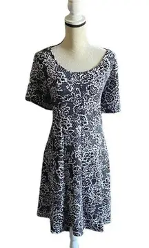 beautiful black and white floral dress, very flattering, fit and flare, stretch, short sleeve’s