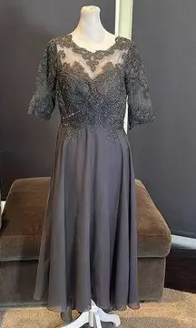 Women’s Gray Tea Length Chiffon & Lace Appliqué Formal Dress Zip Up Back Size 6