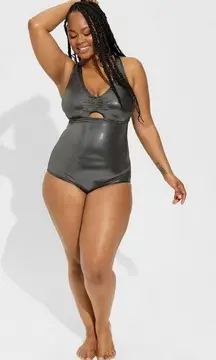 Torrid Wireless Foil Keyhole Plunge One Piece Swimsuit Plus Size 6 6X Silver‎