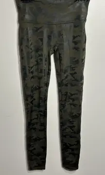 Spanx Faux Leather Leggings Womens Medium Olive Green Camo Shiny Booty Lift EUC