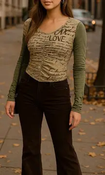 Via Te Vie Paris Top Olive‎ Green Long Sleeve Peace Love Graphic small
