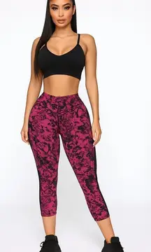 Nike Dri-Fit Womens Size M Legendary Jewels Pink /Black Cropped Legging Capris‎