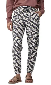 Patagonia Women's Navy and Cream Patterned Joggers