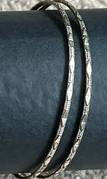 Women’s vintage set of 2 dainty silver tone patterned bangle bracelets one size‎