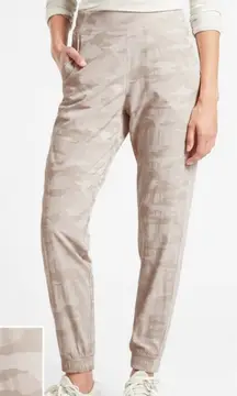 Athleta Brooklyn Camo Jogger Pant Style 599681 Size 2 Athleisure Outdoors