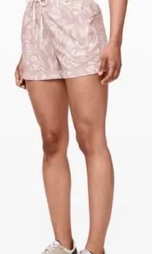 Lululemon Spring Break Away Short Stretch 3" Shadow Leaf Light Ivory Muse size 4